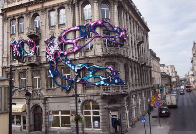 Hiperbolik: Crystal Wagner tarafından Łódź'da organik bir büyük ölçekli enstalasyon formu