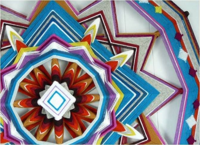 "Tanrı'nın Gözü": Jay Mohler çok renkli yün ipliklerden karmaşık mandalalar üretiyor