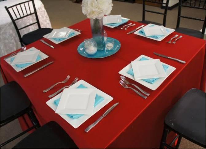 Masanın üzerinde kırmızı masa örtüleri