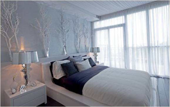 Yatak başında ağaç dalları şeklinde duvar dekoru