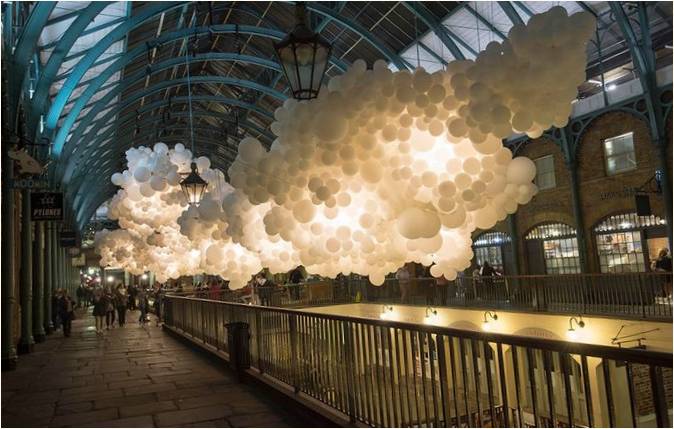 Charles Petillon: Covent Garden'da Kalp Atışı balon enstalasyonu