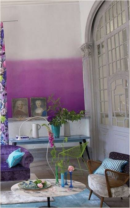 Oturma odasındaki duvarların ombreli boyanması