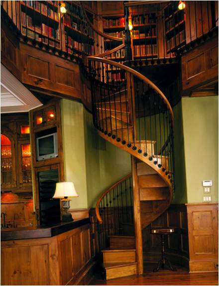 Kütüphaneden ahşap döner merdiven