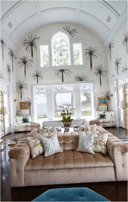 Oturma odası iç mekanlarında beyaz duvarlarda palmiye ağaçları