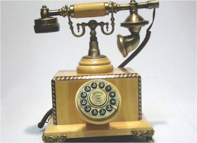 İç mekanda eski moda bir telefon