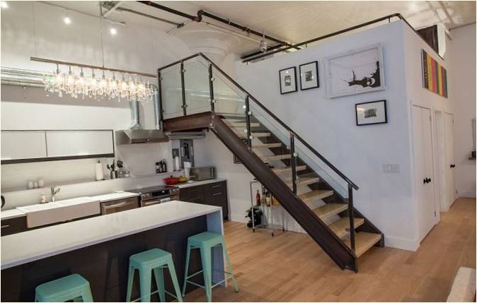 Toronto'daki bir evin iç mekanında prefabrik çelik merdiven