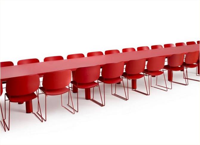 Konferans odası için uzun kırmızı masa