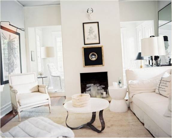 İç tasarımda beyaz: döşemeli oturma odası mobilyaları