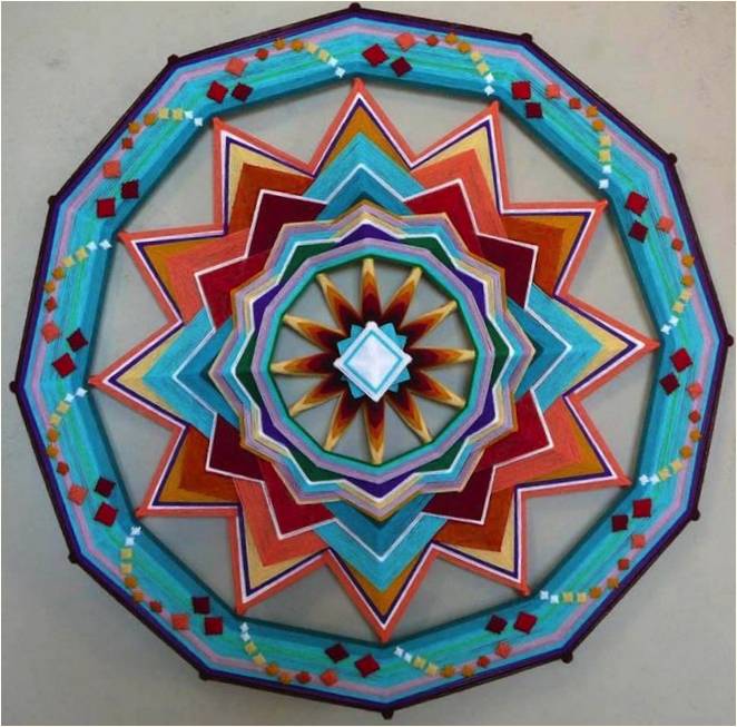 "Tanrı'nın Gözü": Jay Mohler çok renkli yün ipliklerden ayrıntılı mandalalar üretiyor