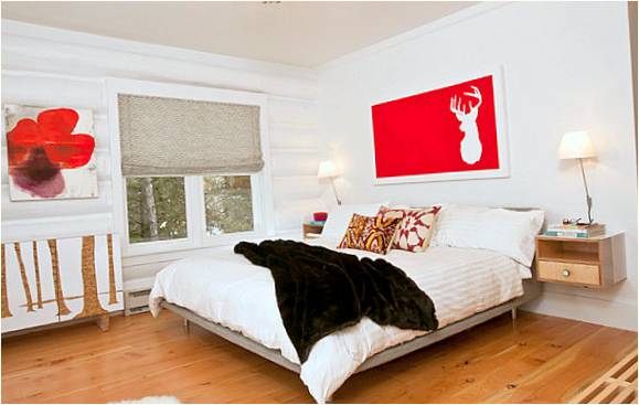 Yatağın üzerindeki kırmızı poster