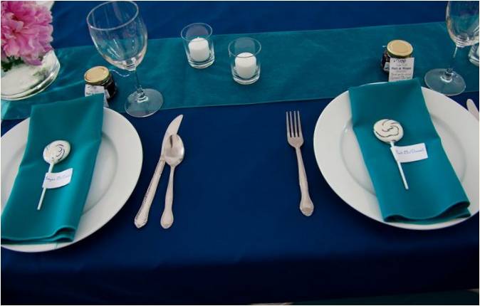 Masa üzerinde mavi bir masa örtüsü ve peçeteler