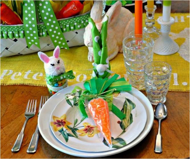 Masa üzerinde dekoratif havuç ve tavşan