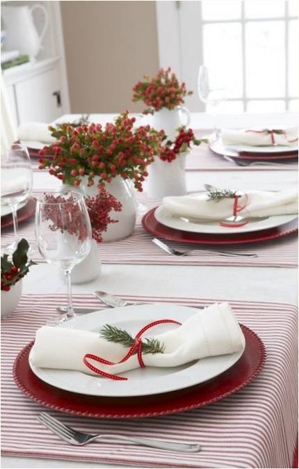 Kırmızı ve beyaz tabaklar