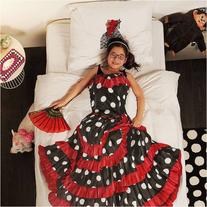 Yatak çarşafı üzerinde kırmızı ve siyah elbise