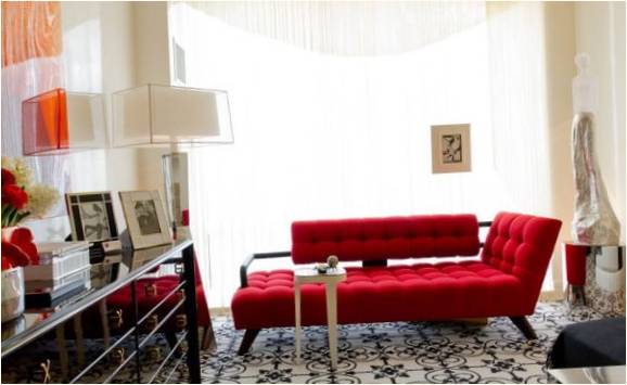 Oturma odası alanında kırmızı divan