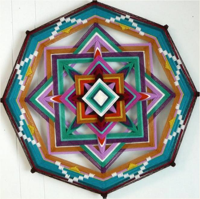 "Tanrı'nın Gözü": Jay Mohler çok renkli yün ipliklerden karmaşık mandalalar yapıyor