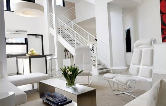 İç tasarımda beyaz: son moda yüksek arkalıklı sandalyeler