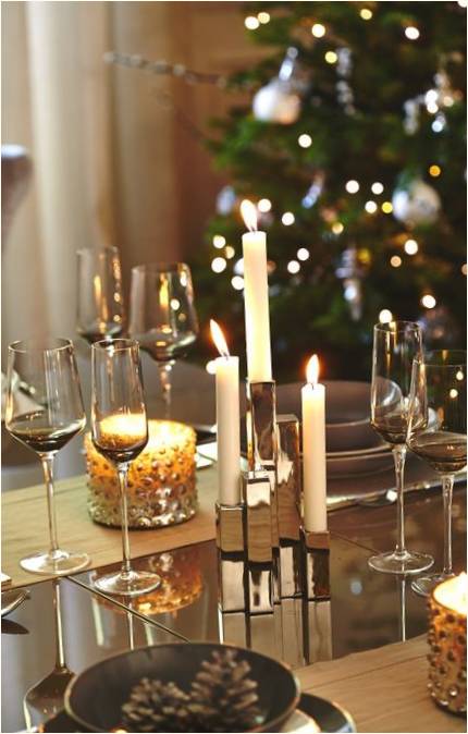 Noel masasında dekoratif mumların güzel bir kombinasyonu