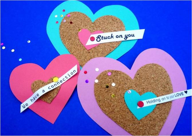 Parlak kalp şeklinde sevgililer günü kartları