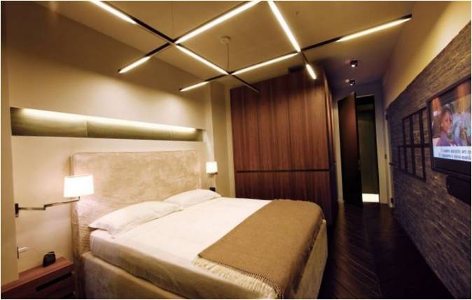 Orijinal tavan ve duvar aydınlatmasına sahip rahat yatak odası