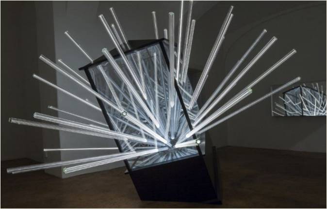 Viyanalı tasarımcı Hans Kotter'in sıradışı Big Bang ışıltılı lambası, Avusturya