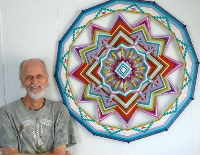 "Tanrı'nın Gözü": Jay Mohler çok renkli yün ipliklerden karmaşık mandalalar üretiyor