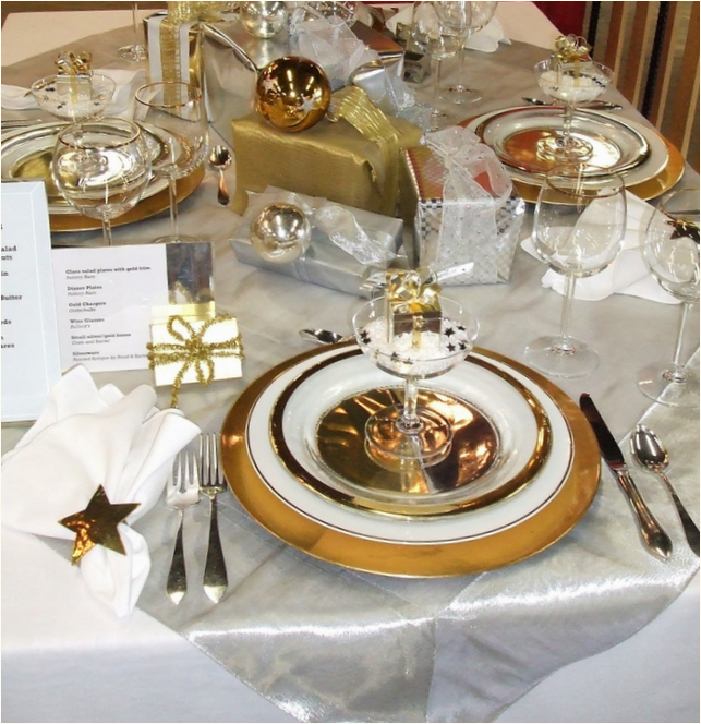 Masa üzerinde altın kenarlı beyaz tabaklar