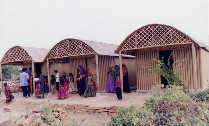 Mimar Shigeru Ban'ın Hindistan'daki keyifli Paper Log kulübesi