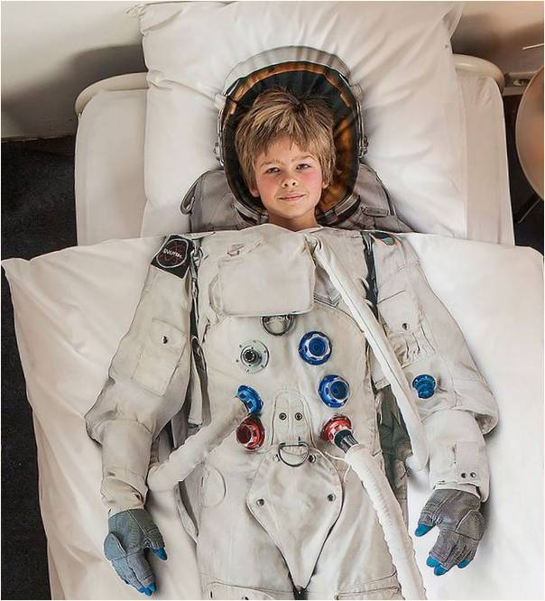 Uzaydan ilham alan iç çamaşırı giymiş bir çocuk