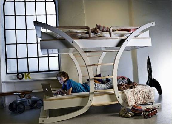 Çocuk odasında X şeklinde çift kişilik yatak
