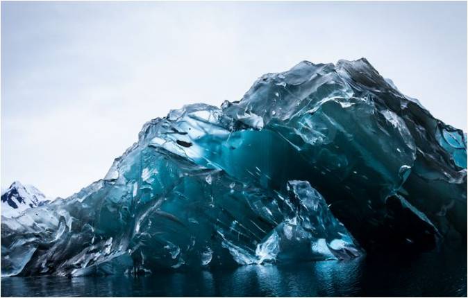 Alex Cornell'in eşsiz görüntülerinde devrilen buzdağı
