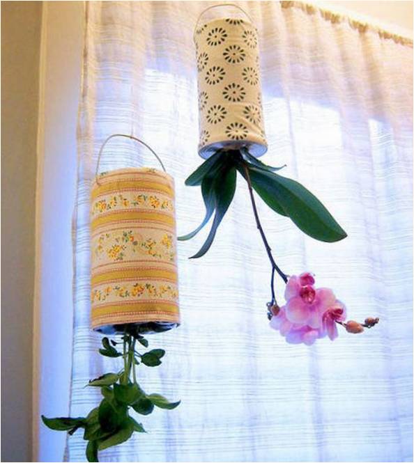 Bir oda iç tasarımında çiçek saksıları