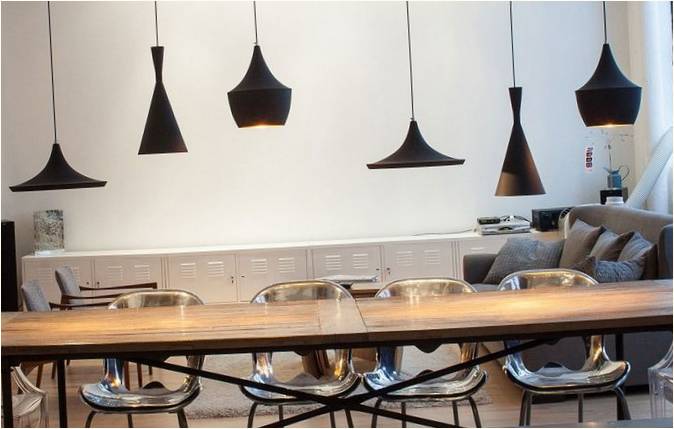 Toronto'daki bir evde yemek masası için ilginç aydınlatma