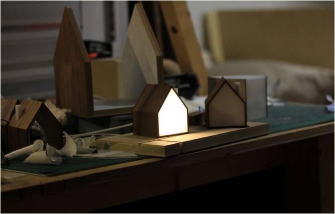Ev şeklinde masa lambası