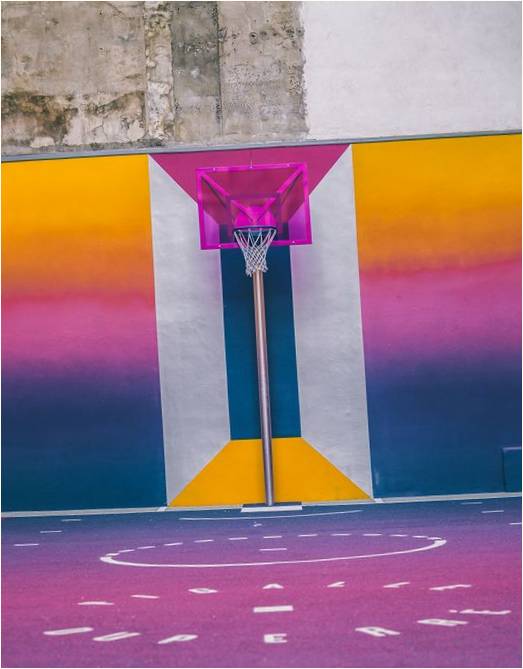 Güzel bir renk düzeninde Paris'te bir spor sahası