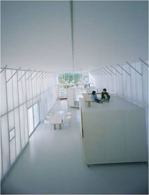 Mimar Shigeru Ban imzalı Çıplak Ev'in iç mekanı