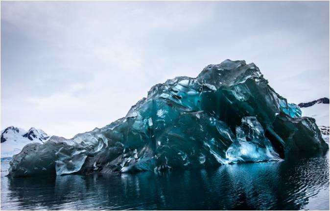Alex Cornell'in fotoğraflarındaki baş aşağı duran buzdağı