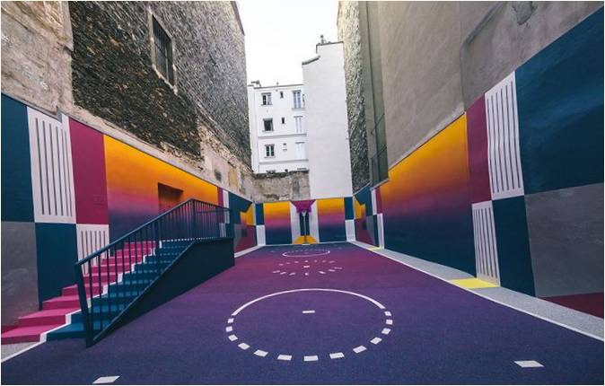 Güzel bir renk düzeninde Paris spor sahası