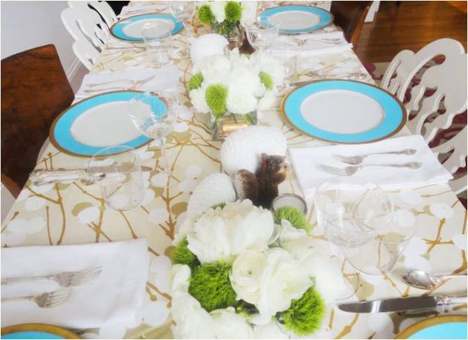 Masa üzerinde mavi ve beyaz tabaklar