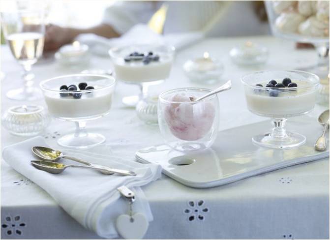 Masada beyaz masa örtüleri ve peçeteler