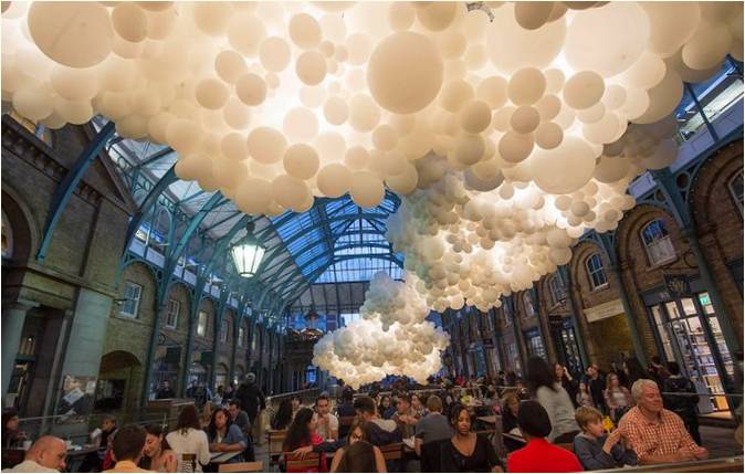 Charles Petillon: Covent Garden'da Bir Kalp Atışı balon enstalasyonu
